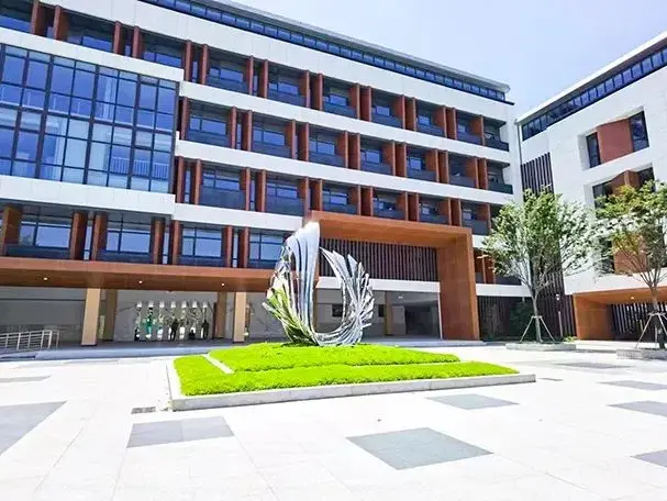 مدرسة الهياكل الفولاذية الخفيفة